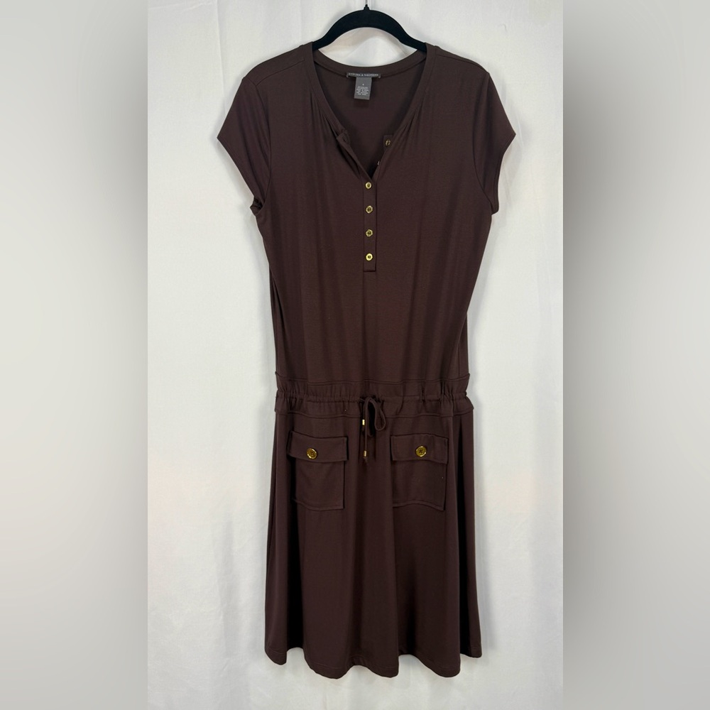 Chelsea & Theodore Size 8, Cute Casual Brown Button Front Dress With 2 pockets.